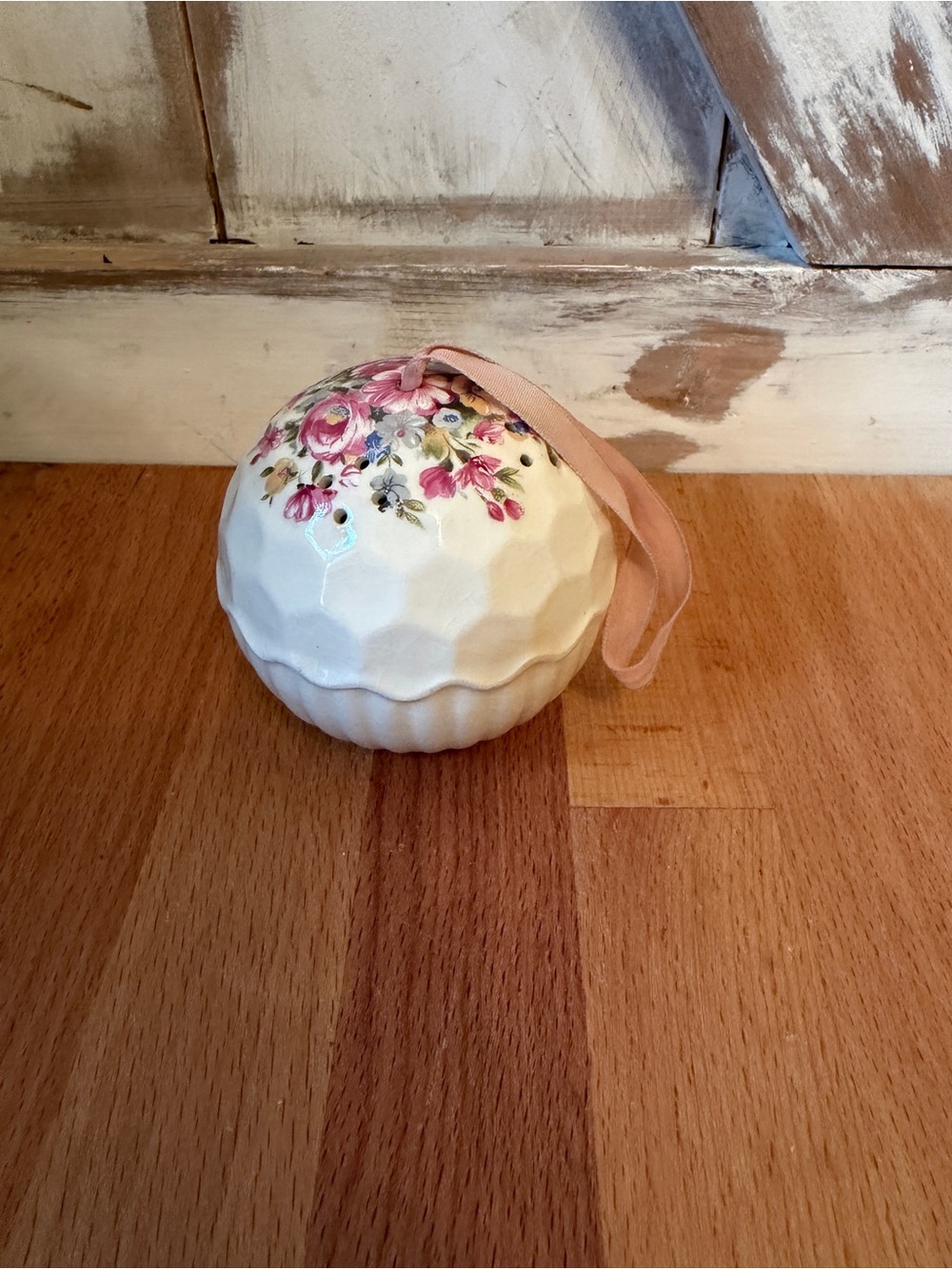 Floral ceramic potpourri hanger